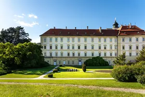 stolování ve vinicích