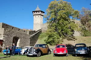 Ze zámku na hrad