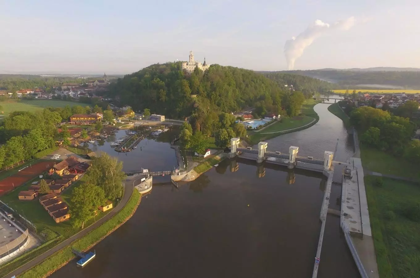 Vltavská vodní cesta - Stezka řeky Vltavy: lodí z Českých Budějovic až do Hamburku
