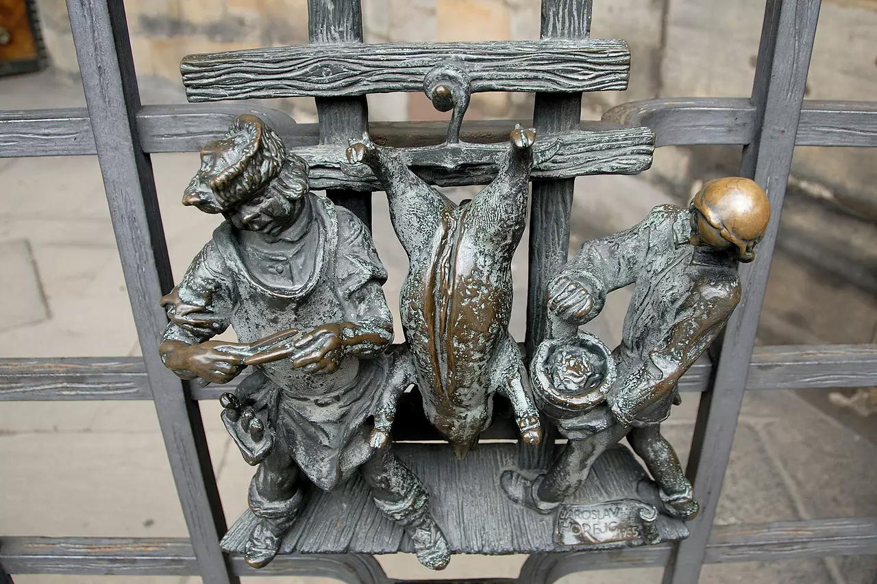 Zabíjačkový motiv na Zlaté bráně katedrály svatého Víta na Pražském hradě