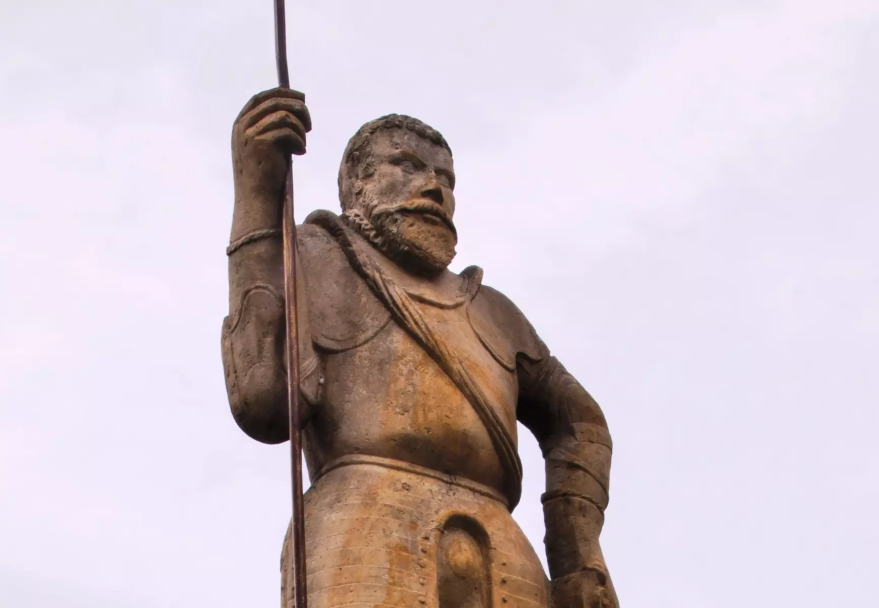 Na rozdíl od německé sochy je Roland z Chebu již zralý muž, zocelený řadou bitevních šarvátek