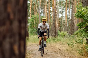 cyklista v lese