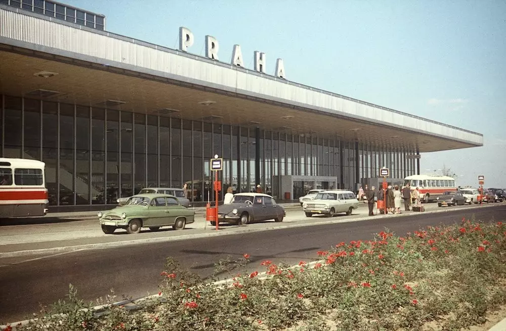 Budova letiště Praha otevřená v létě 1968, dnešní Terminál 1