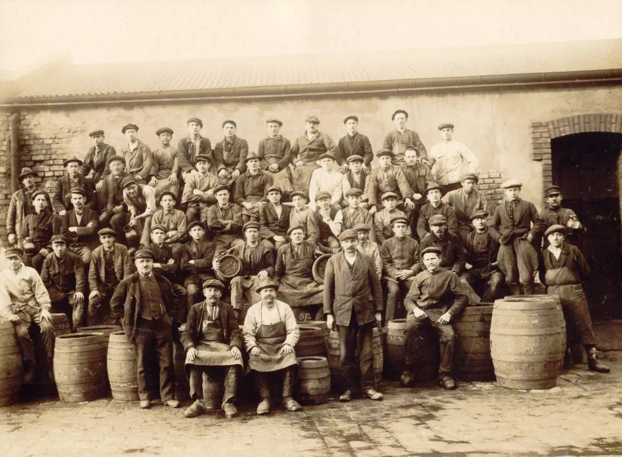 Bednářská parta z plzeňského pivovaru Pilsner Urquell v roce 1922