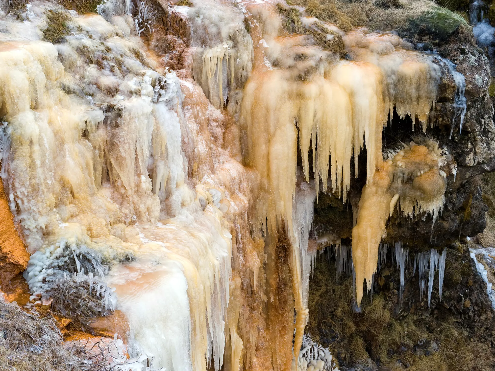 Ledový poklad v podobě barevných ledopádů Pulčínských skal