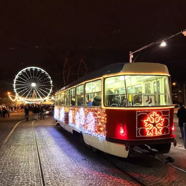16. prosinec: Užijte si  v mnoha městech speciálně vyzdobené vánoční tramvaje
