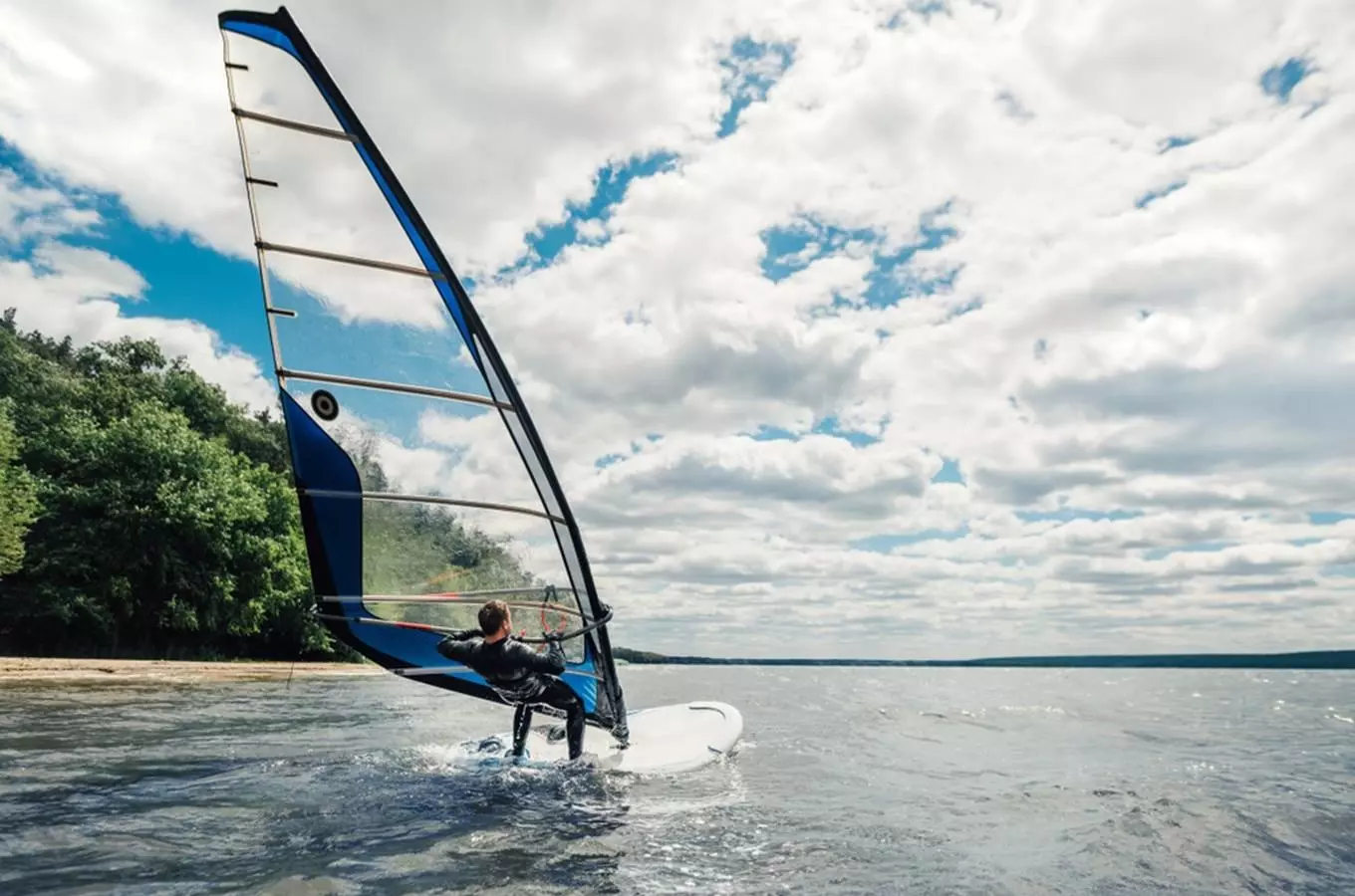 Kde si u nás užít a naučit se windsurfing?