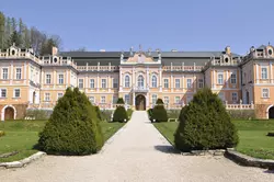 Jednou z mála rokokových stavebních památek na území Českých zemí je zámek Nové Hrady u Litomyšle