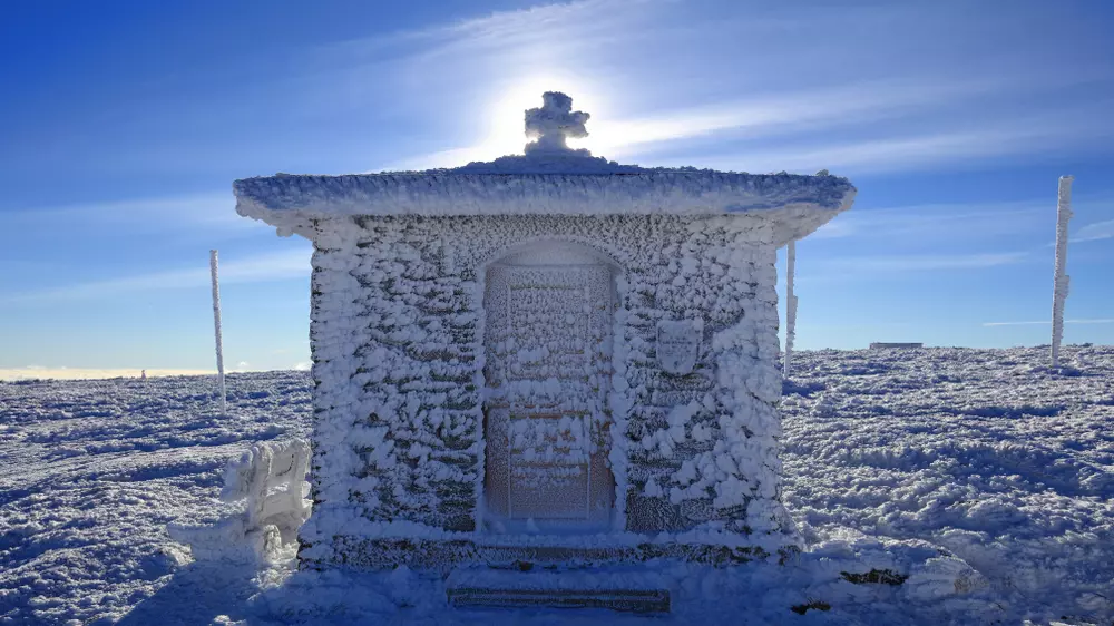 Památník obětem hor v Lučním sedle v Krkonoších
