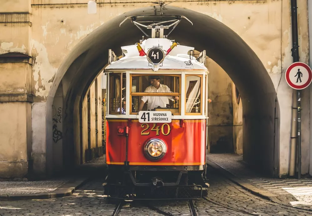 Historická červená tramvaj v ulicích Prahy
