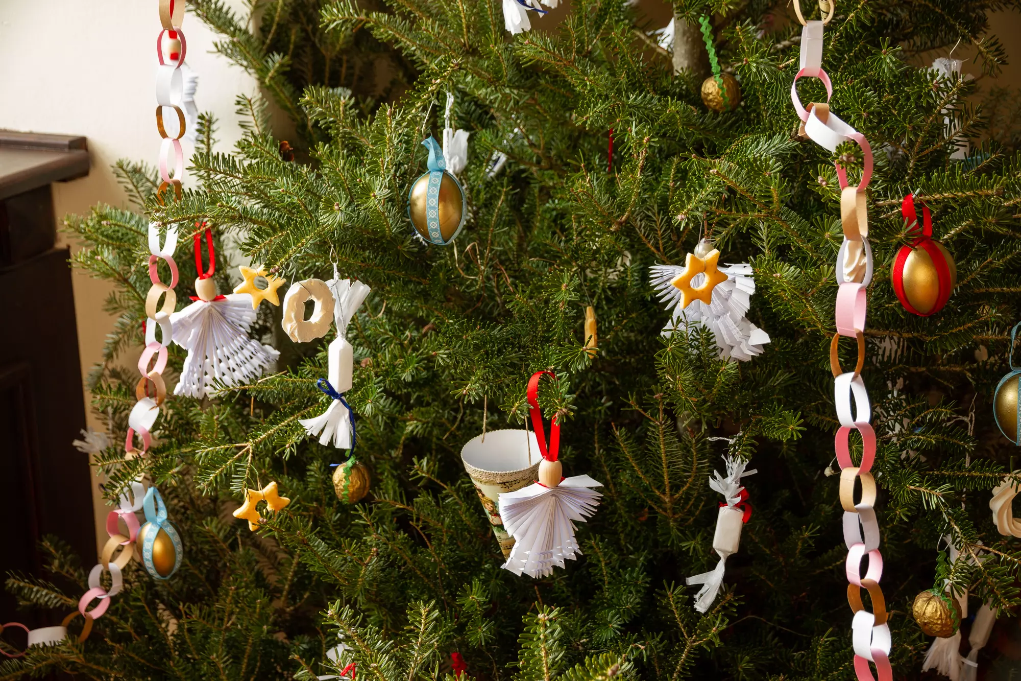 24. prosinec: Štědrý den: kdo naděluje dárky pod vánoční stromeček?