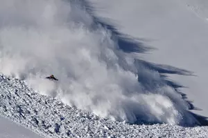 lyžař v lavině