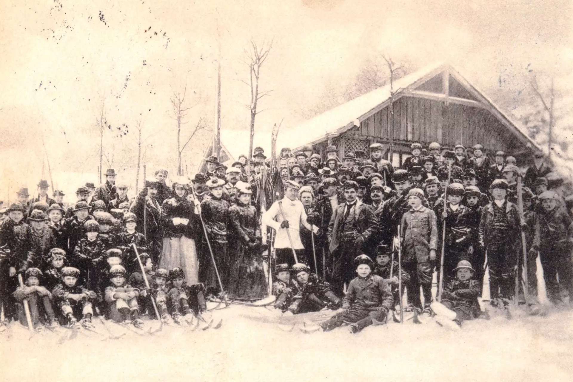 Lyžařské závody z roku 1902 v Jilemnici před hospodou Na Kozinci