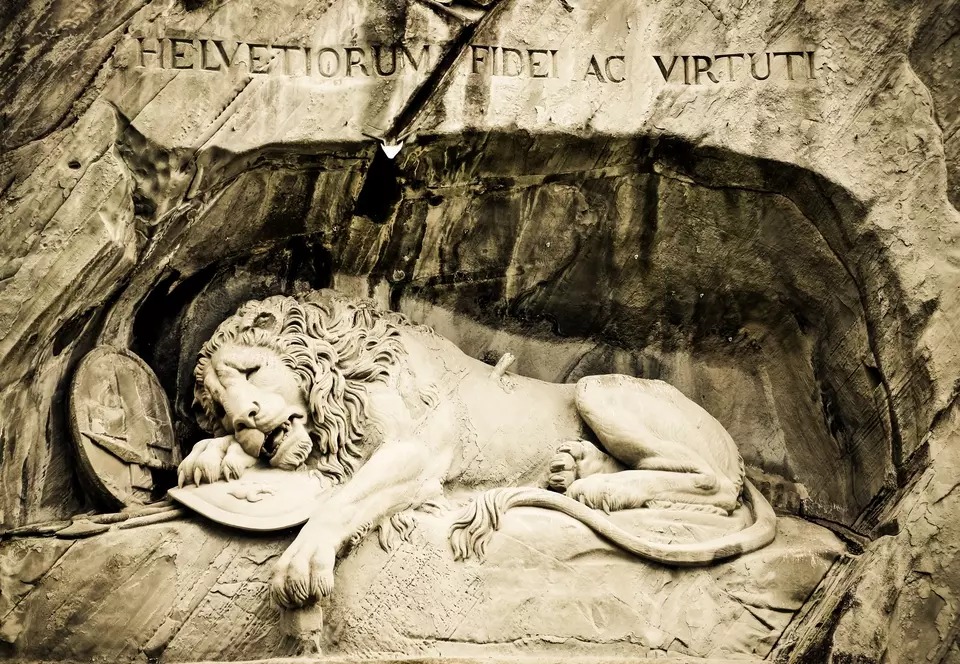 Socha umírajícího lva probodnutého kopím ve švýcarském Luzernu je nejenom podle spisovatele Marka Twaina nejsmutnějším a nejdojemnějším kusem kamene na světě.