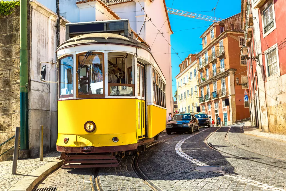 Ikonická žlutá tramvaj v portugalském Lisabonu