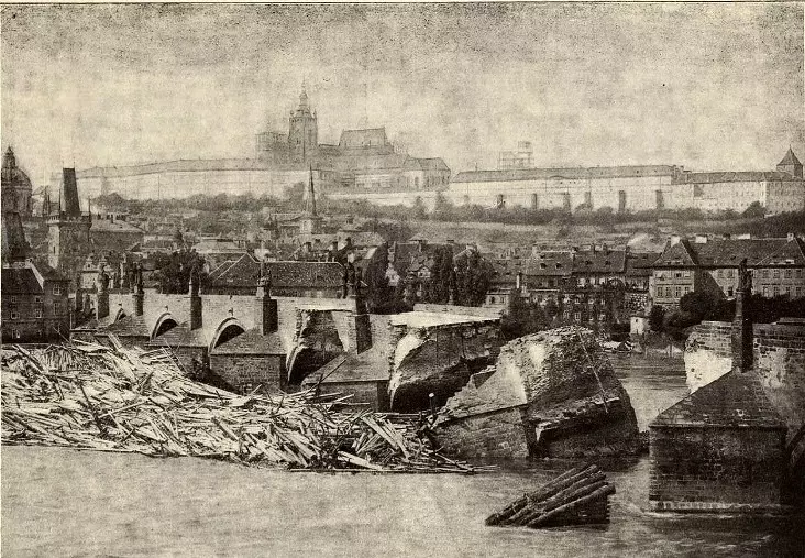 Dva záběry Karlova mostu: po ničivé povodni v roce 1890