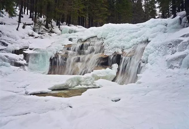 Tipy na výlety k nejhezčím zimním vodopádům