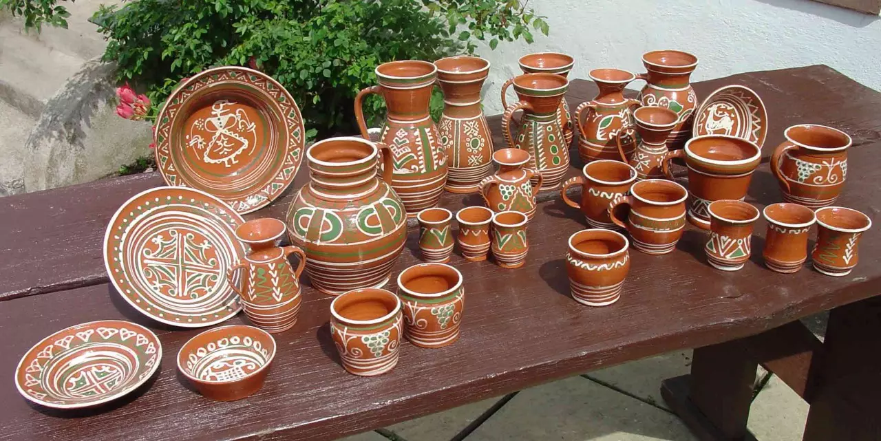 Keramika z Čech a Moravy: džbány a mísy na stolech králů i sedláků