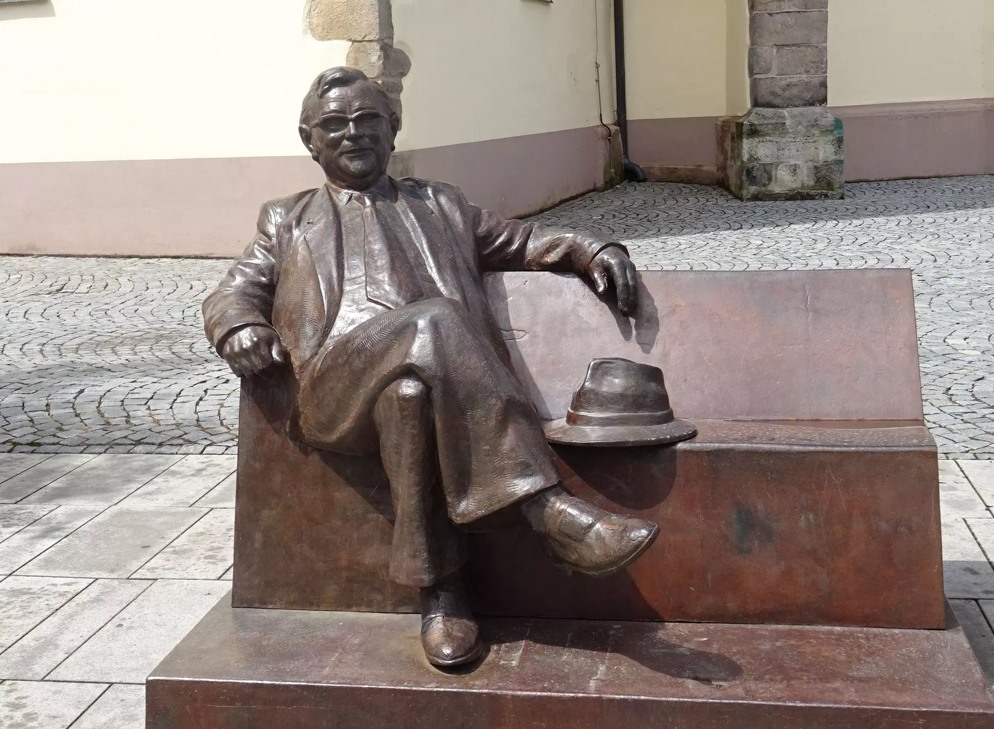 Na bronzové lavičce v Náchodě sedí spisovatel Josef Škvorecký