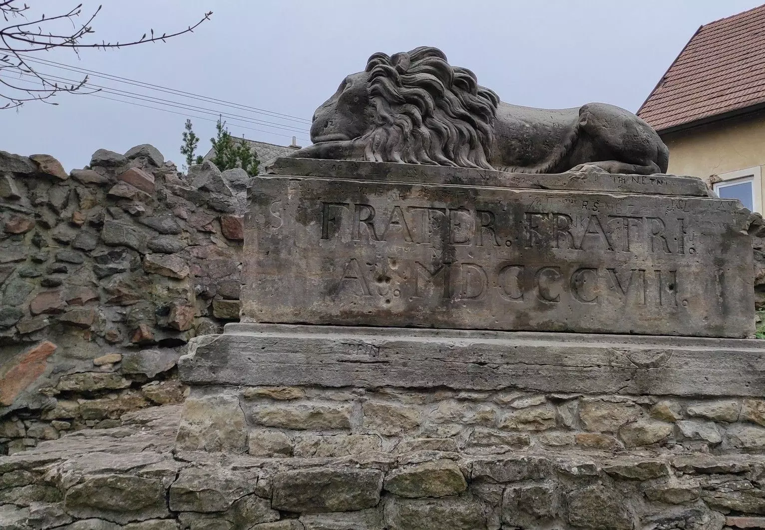 Ani lev v zámeckém parku v Litomyšli nemá důvod k optimismu: sochu totiž opakovaně ničí vandalové. 